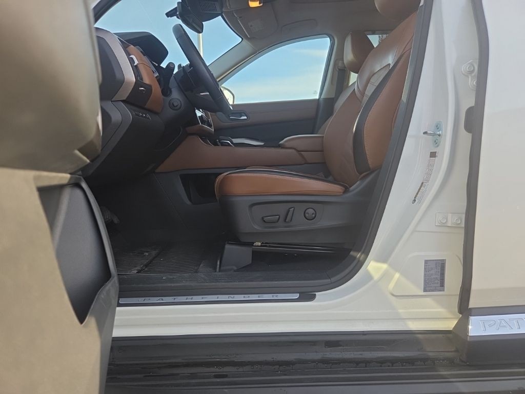 Nissan Pathfinder Vehicle Full-screen Gallery Image 2