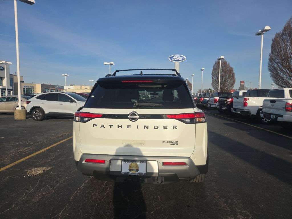 Nissan Pathfinder Vehicle Full-screen Gallery Image 5