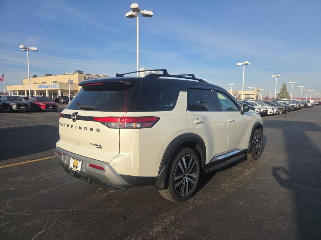 Nissan Pathfinder Vehicle Full-screen Gallery Image 6