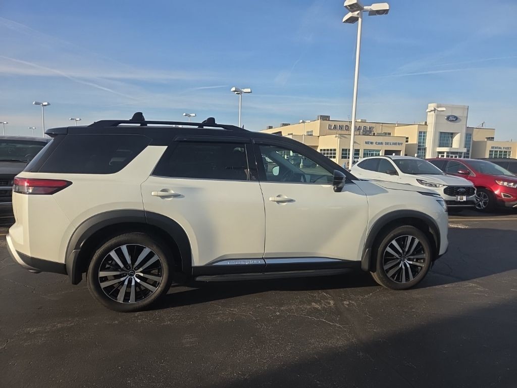 Nissan Pathfinder Vehicle Full-screen Gallery Image 7