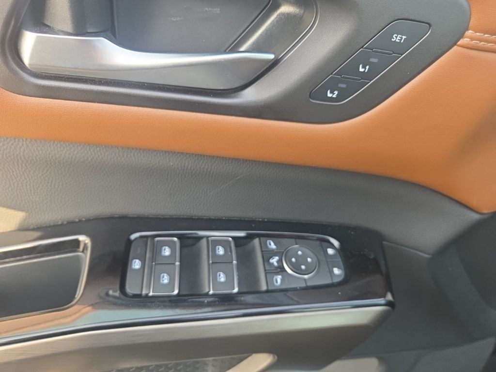 Nissan Pathfinder Vehicle Full-screen Gallery Image 9