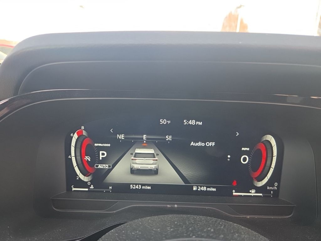 Nissan Pathfinder Vehicle Full-screen Gallery Image 11