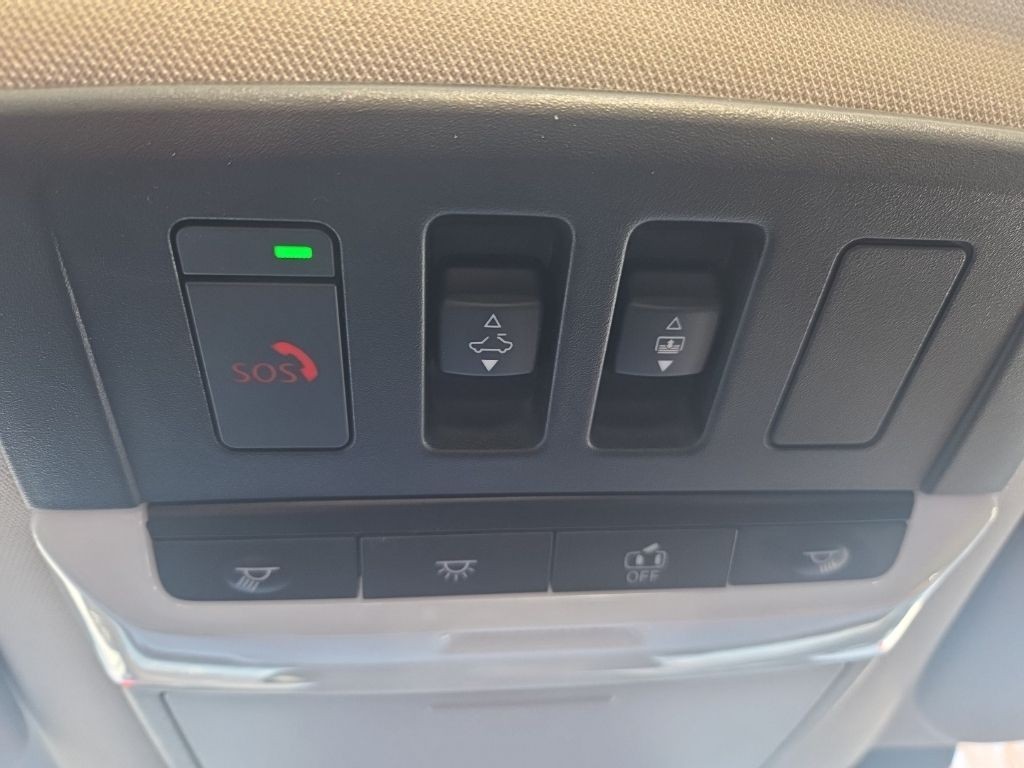 Nissan Pathfinder Vehicle Full-screen Gallery Image 15