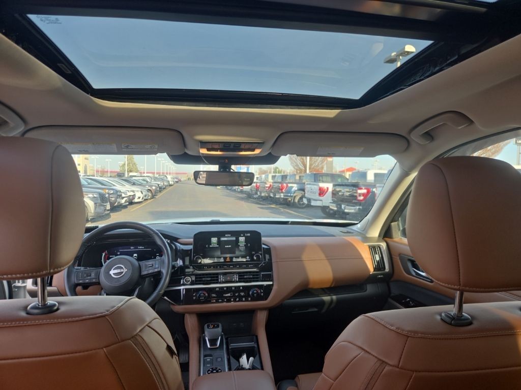 Nissan Pathfinder Vehicle Full-screen Gallery Image 17