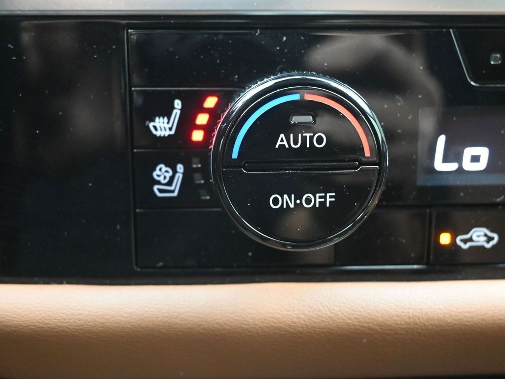 Nissan Pathfinder Vehicle Full-screen Gallery Image 18