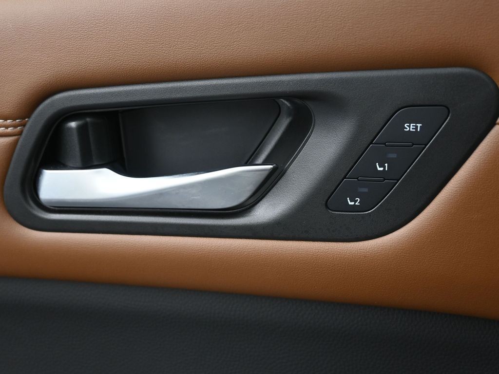 Nissan Pathfinder Vehicle Full-screen Gallery Image 24