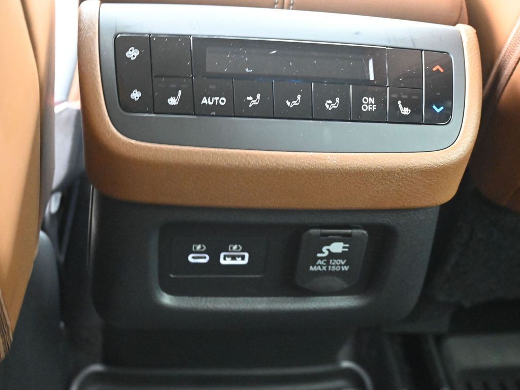 Nissan Pathfinder Vehicle Full-screen Gallery Image 26