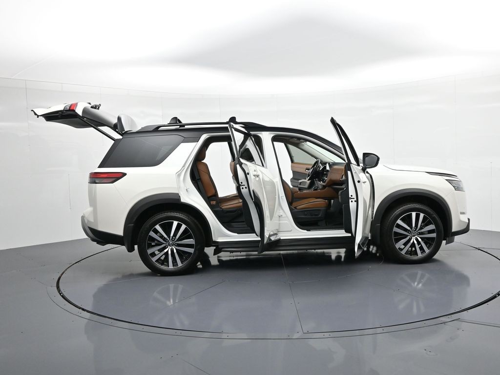 Nissan Pathfinder Vehicle Full-screen Gallery Image 35