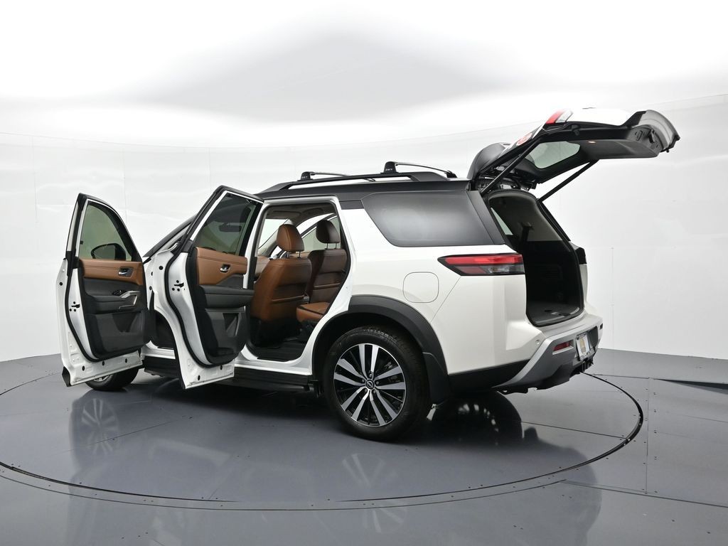 Nissan Pathfinder Vehicle Full-screen Gallery Image 36