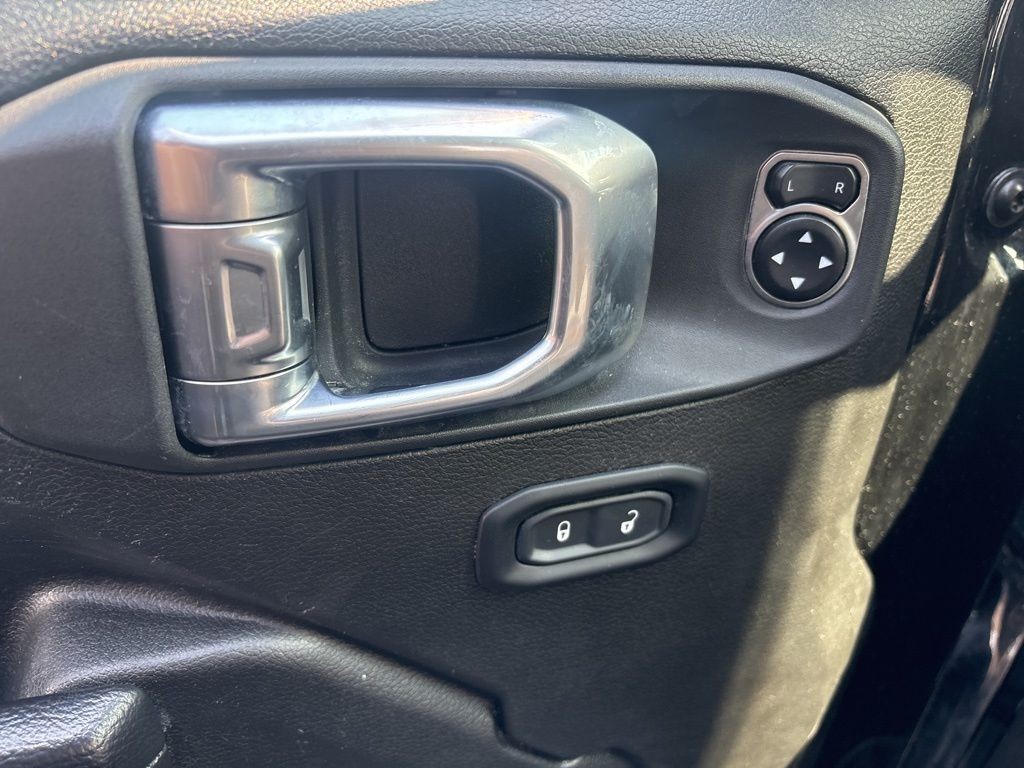 Jeep Wrangler Vehicle Full-screen Gallery Image 9