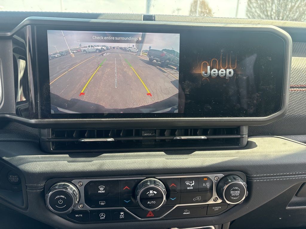 Jeep Wrangler Vehicle Full-screen Gallery Image 14