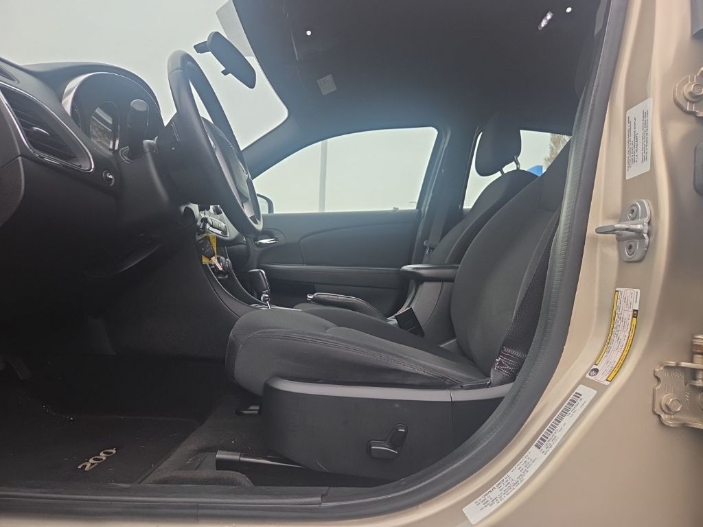 Chrysler 200 Vehicle Full-screen Gallery Image 02