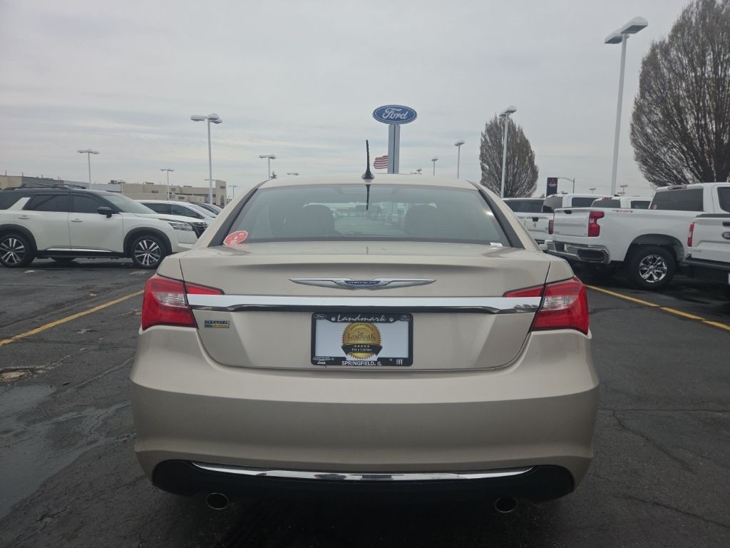 Chrysler 200 Vehicle Full-screen Gallery Image 05