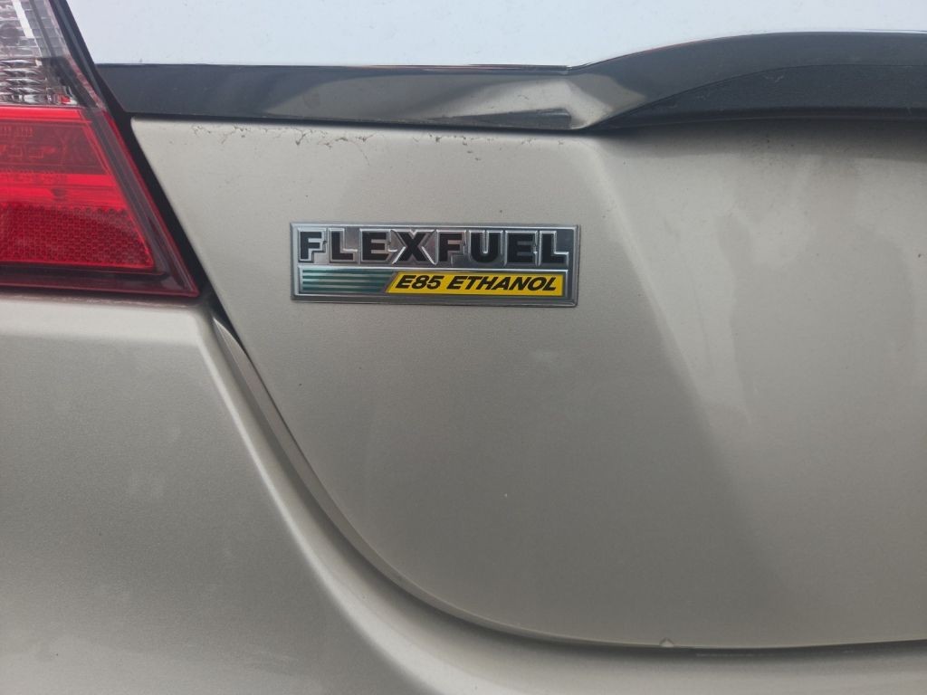 Chrysler 200 Vehicle Full-screen Gallery Image 07