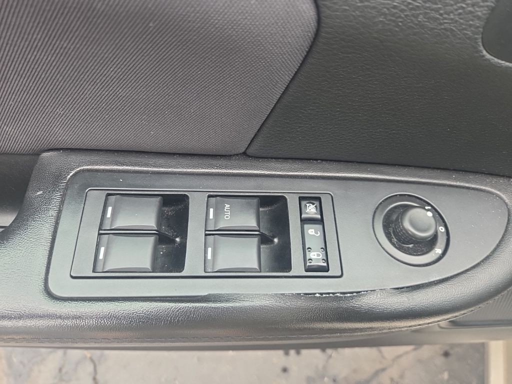 Chrysler 200 Vehicle Full-screen Gallery Image 10