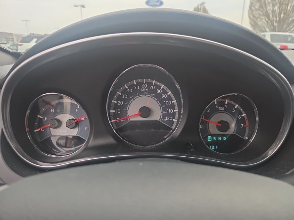 Chrysler 200 Vehicle Full-screen Gallery Image 11