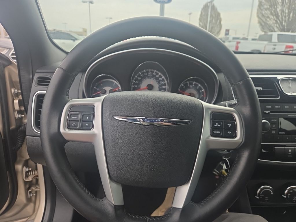 Chrysler 200 Vehicle Full-screen Gallery Image 12