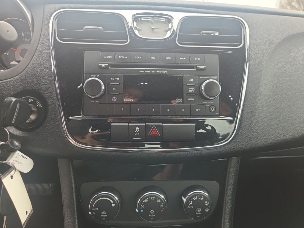 Chrysler 200 Vehicle Full-screen Gallery Image 13