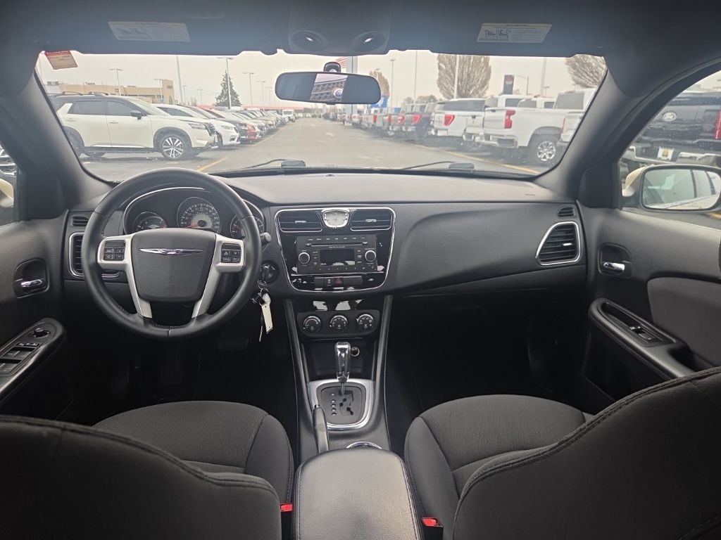 Chrysler 200 Vehicle Full-screen Gallery Image 15