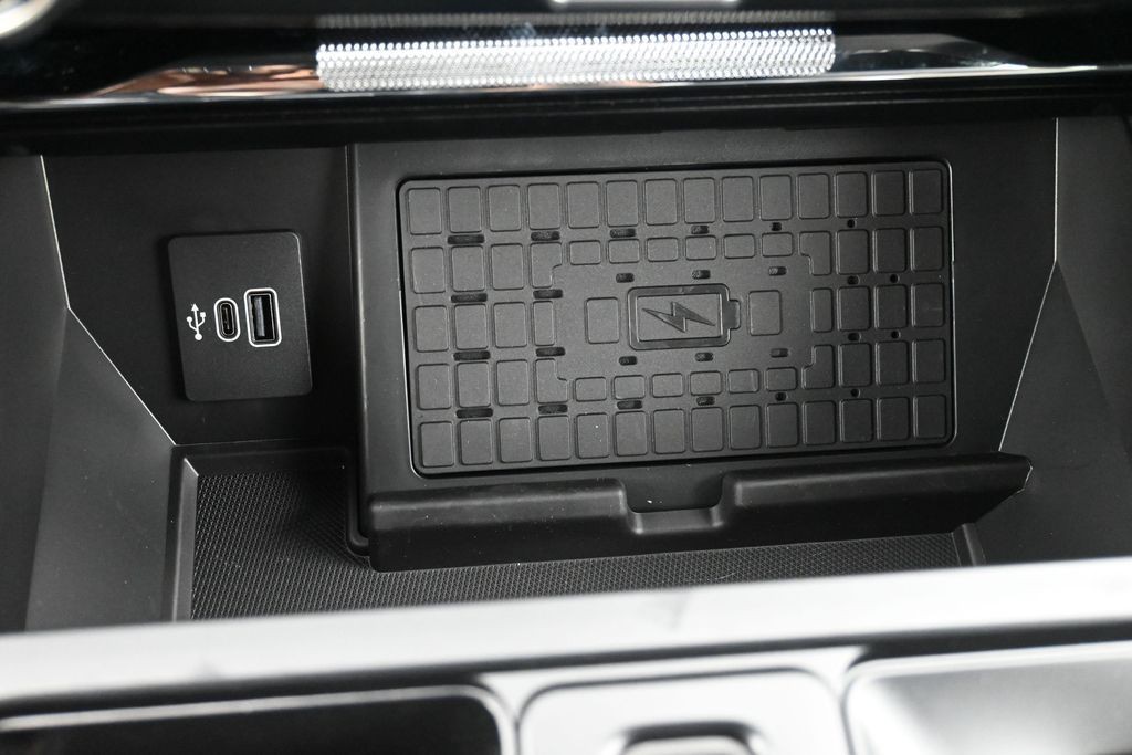 Ford F-150 Vehicle Full-screen Gallery Image 14