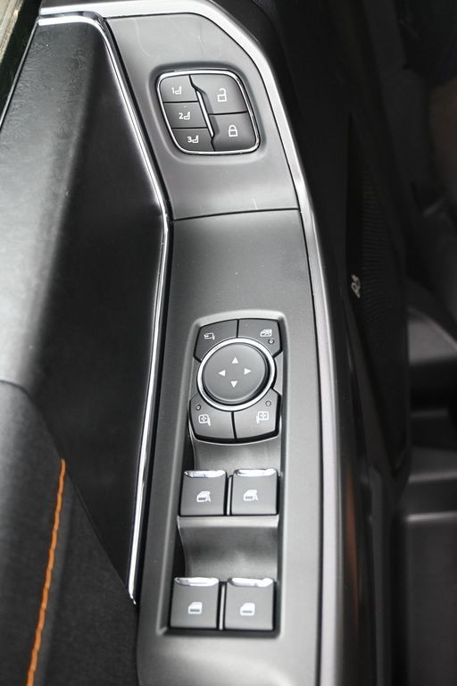 Ford F-150 Vehicle Full-screen Gallery Image 28
