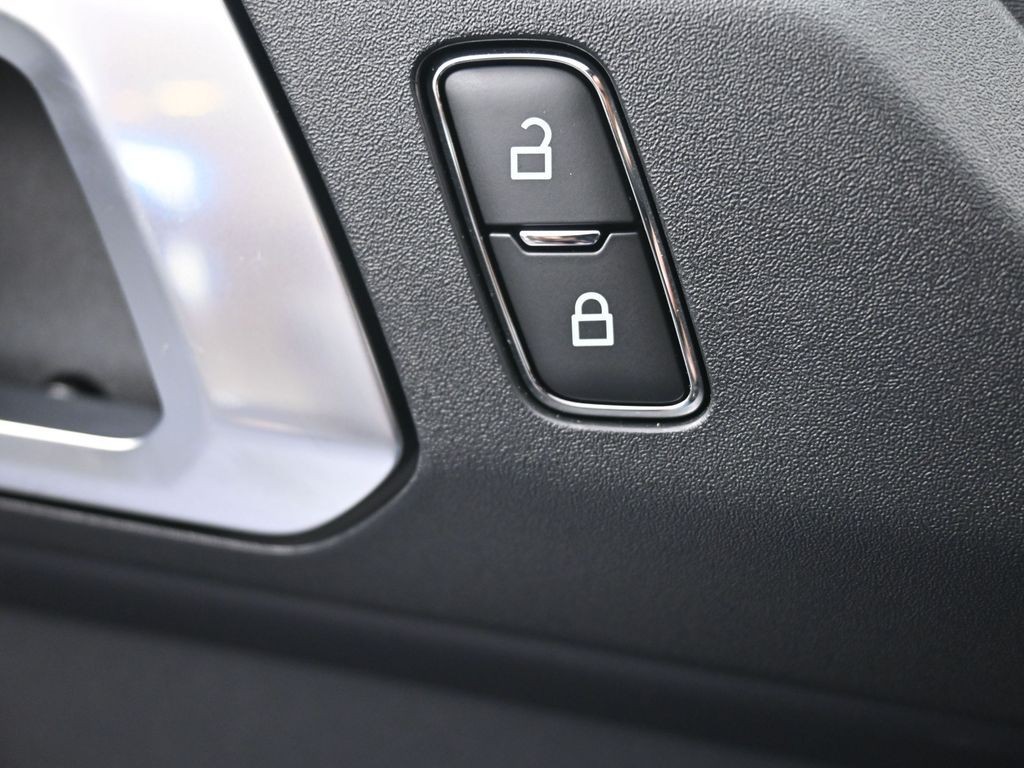 Ford Bronco Vehicle Full-screen Gallery Image 21