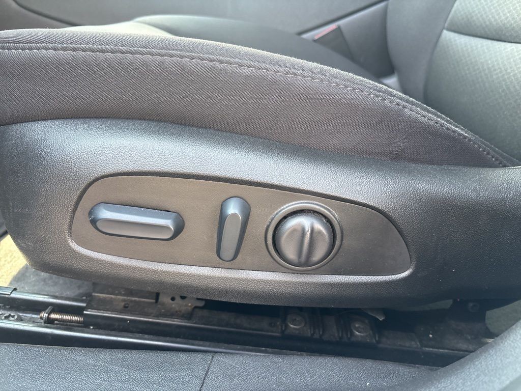 Chevrolet Malibu Vehicle Full-screen Gallery Image 2