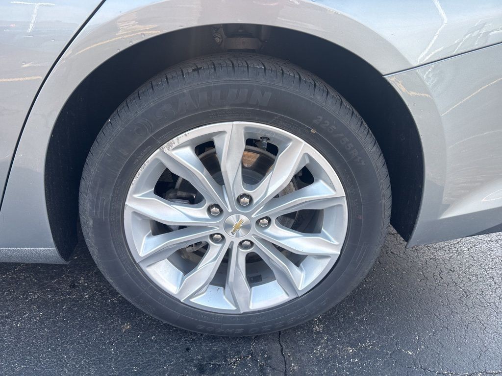 Chevrolet Malibu Vehicle Full-screen Gallery Image 4