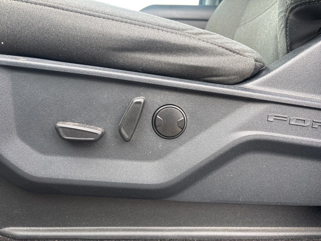 Ford F-150 Vehicle Full-screen Gallery Image 2