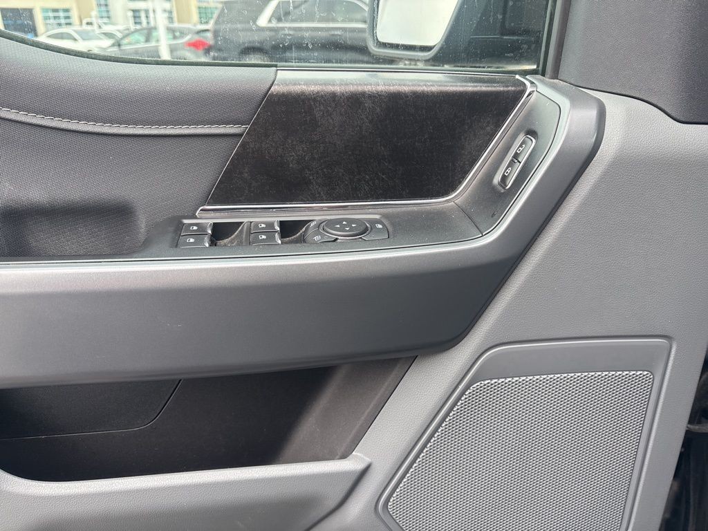 Ford F-150 Vehicle Full-screen Gallery Image 9