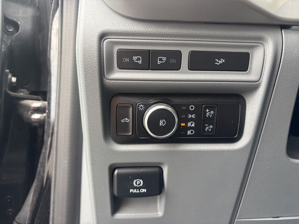 Ford F-150 Vehicle Full-screen Gallery Image 10