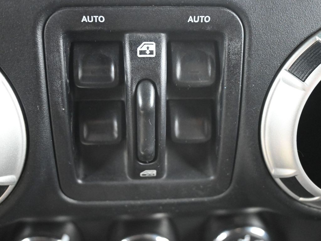Ford Edge Vehicle Full-screen Gallery Image 12