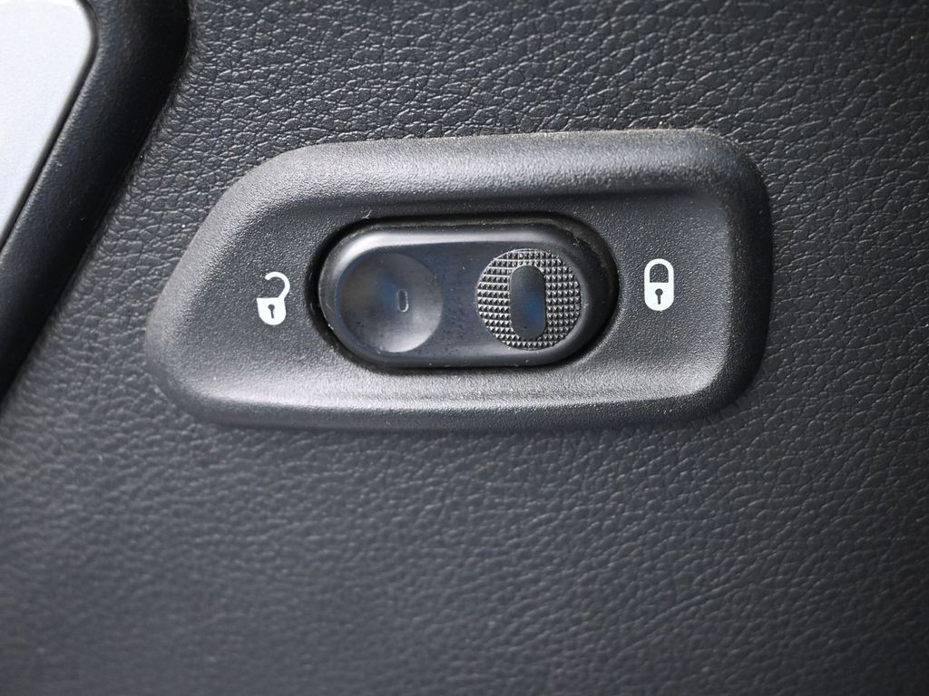 Ford Edge Vehicle Full-screen Gallery Image 24
