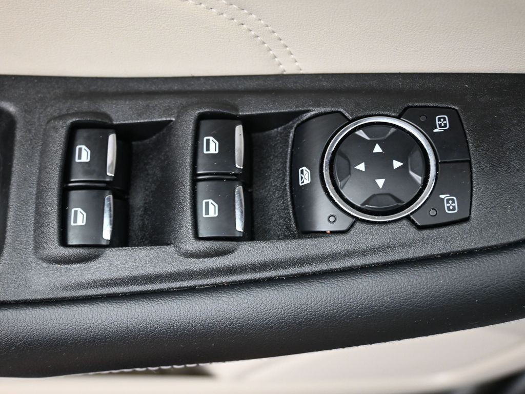 Ford Edge Vehicle Full-screen Gallery Image 38