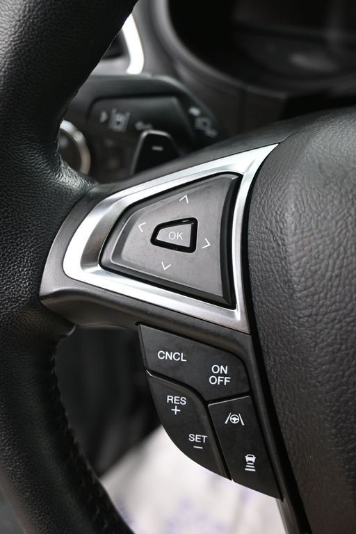 Ford Edge Vehicle Full-screen Gallery Image 35