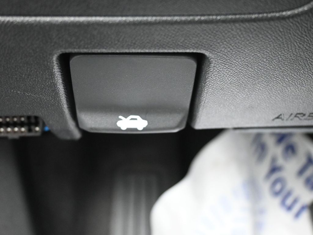 Chevrolet Malibu Vehicle Full-screen Gallery Image 22