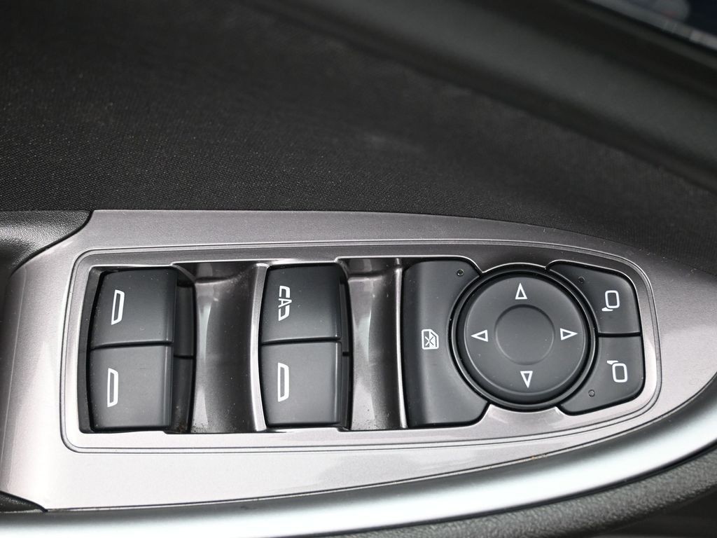 Chevrolet Malibu Vehicle Full-screen Gallery Image 24