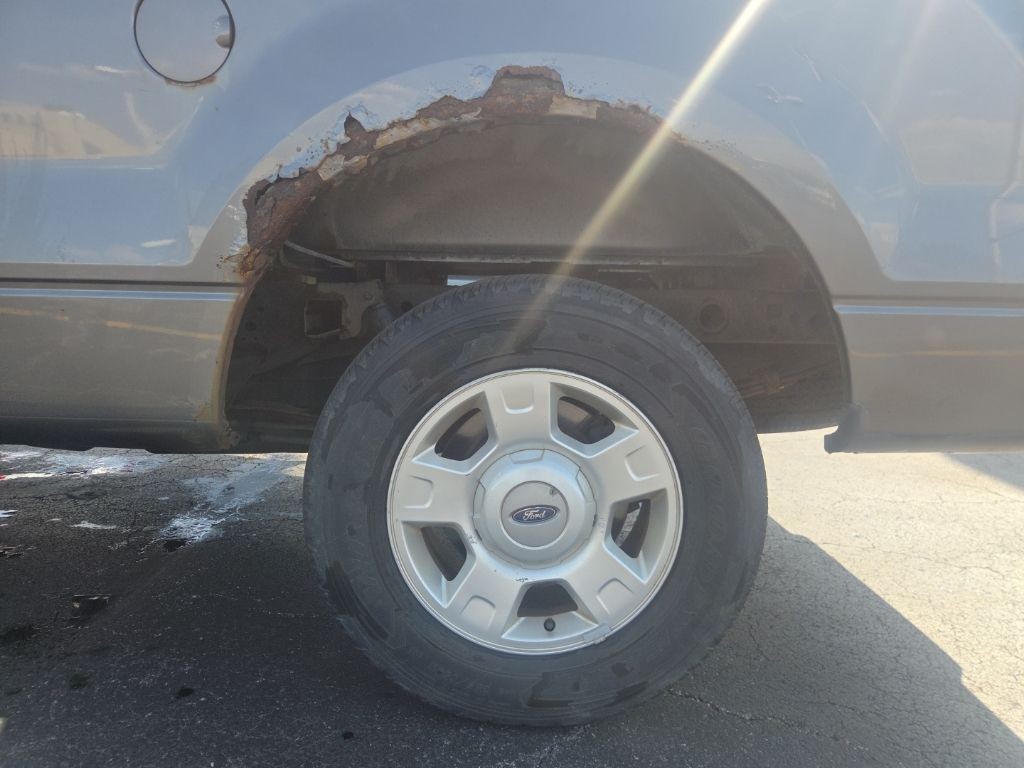 Ford F-150 Vehicle Full-screen Gallery Image 4