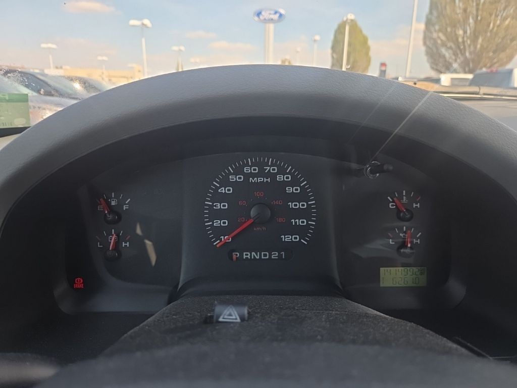 Ford F-150 Vehicle Full-screen Gallery Image 12