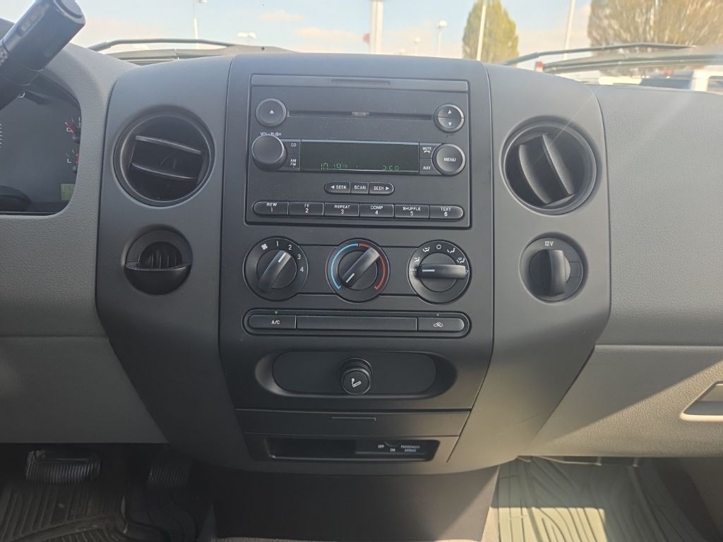 Ford F-150 Vehicle Full-screen Gallery Image 14