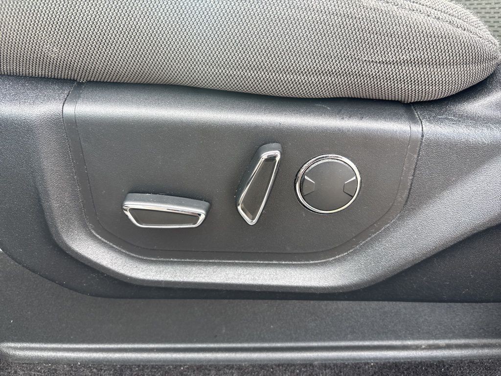 Ford F-150 Vehicle Full-screen Gallery Image 2