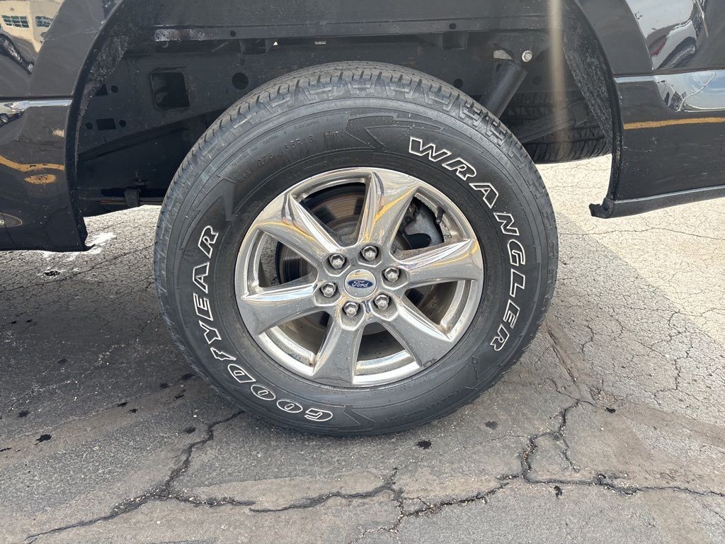 Ford F-150 Vehicle Full-screen Gallery Image 4