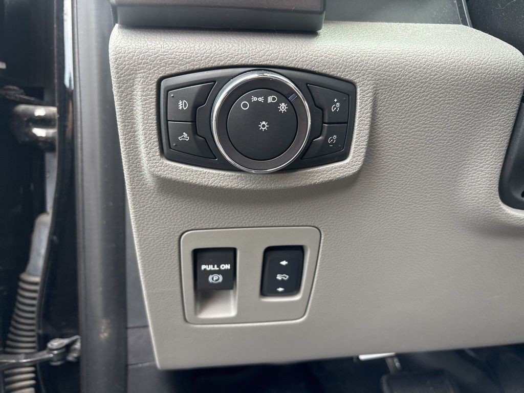 Ford F-150 Vehicle Full-screen Gallery Image 10