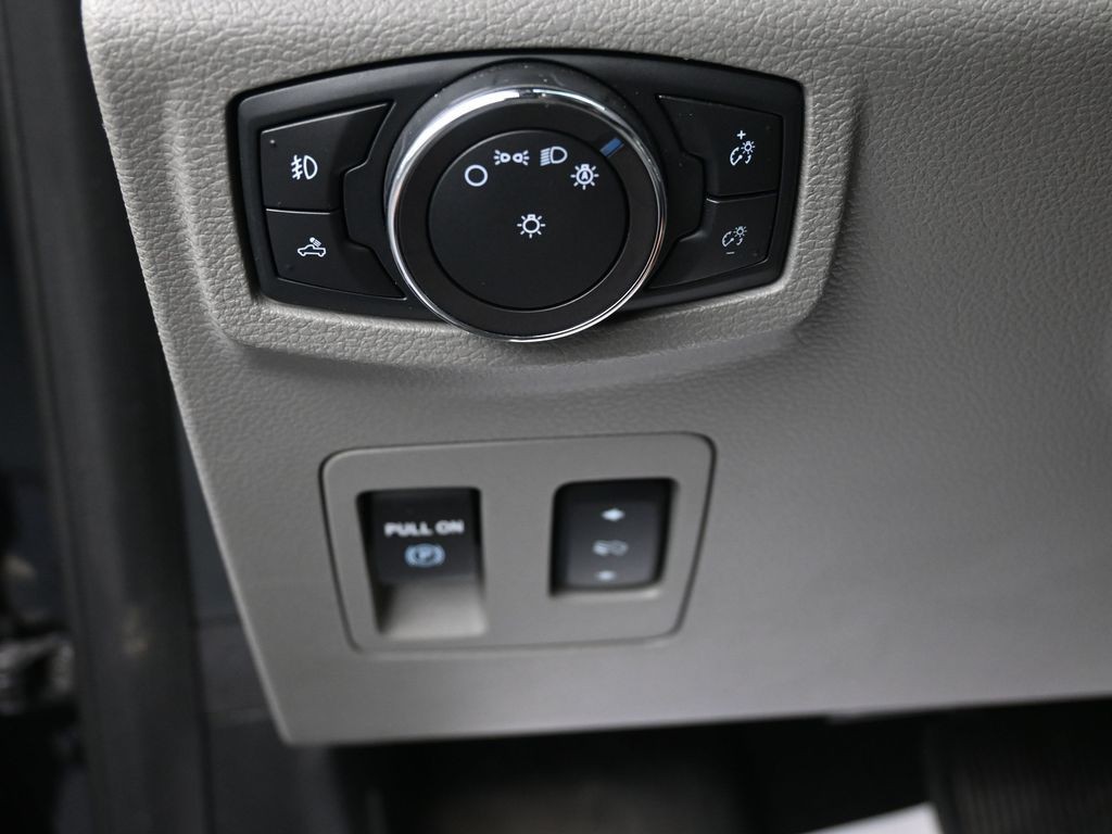 Ford F-150 Vehicle Full-screen Gallery Image 18