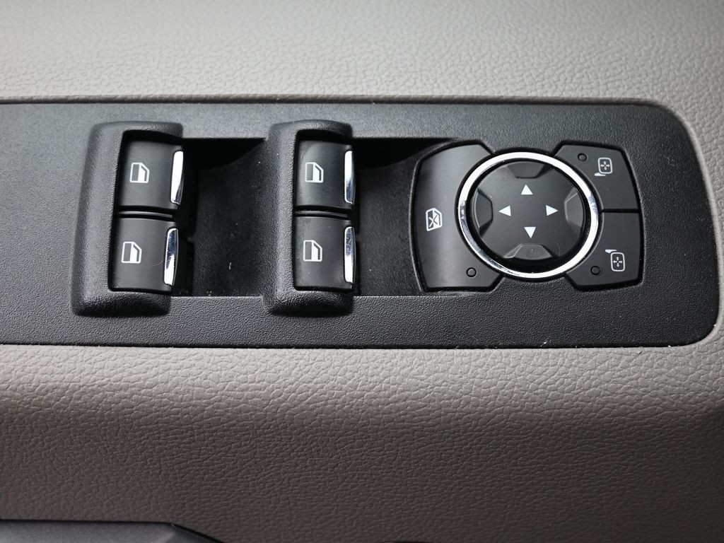 Ford F-150 Vehicle Full-screen Gallery Image 19