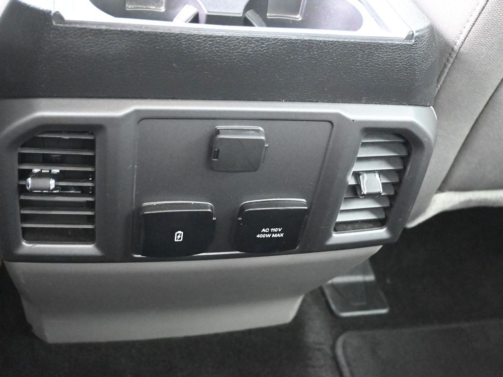 Ford F-150 Vehicle Full-screen Gallery Image 20