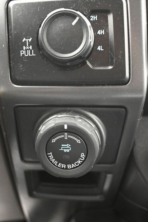 Ford F-150 Vehicle Full-screen Gallery Image 14