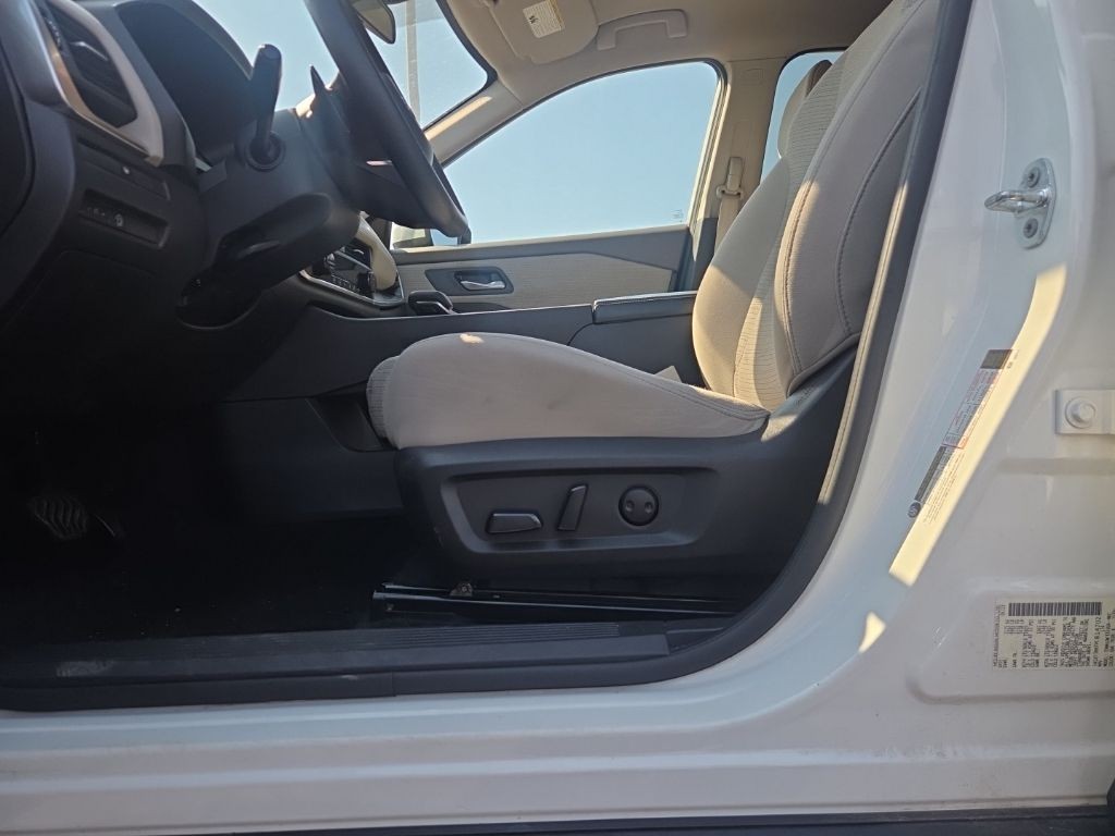 Nissan Rogue Vehicle Full-screen Gallery Image 2