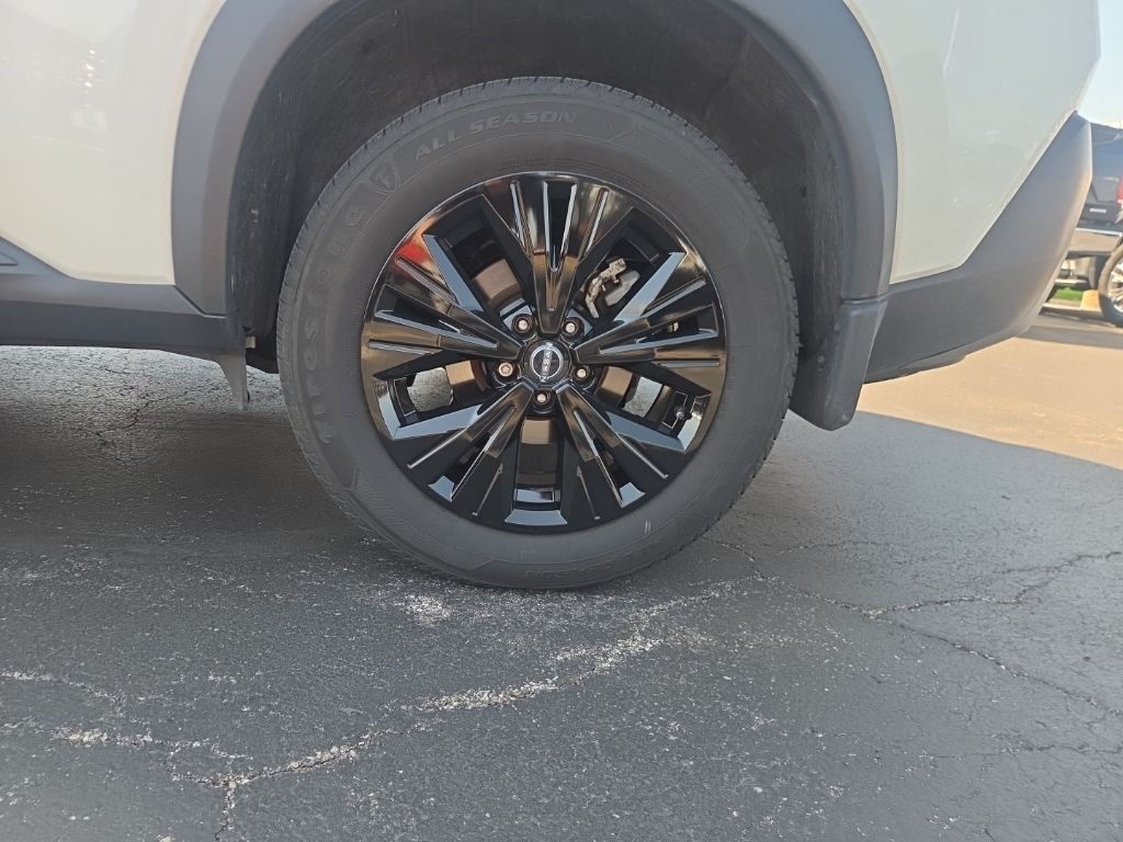 Nissan Rogue Vehicle Full-screen Gallery Image 4