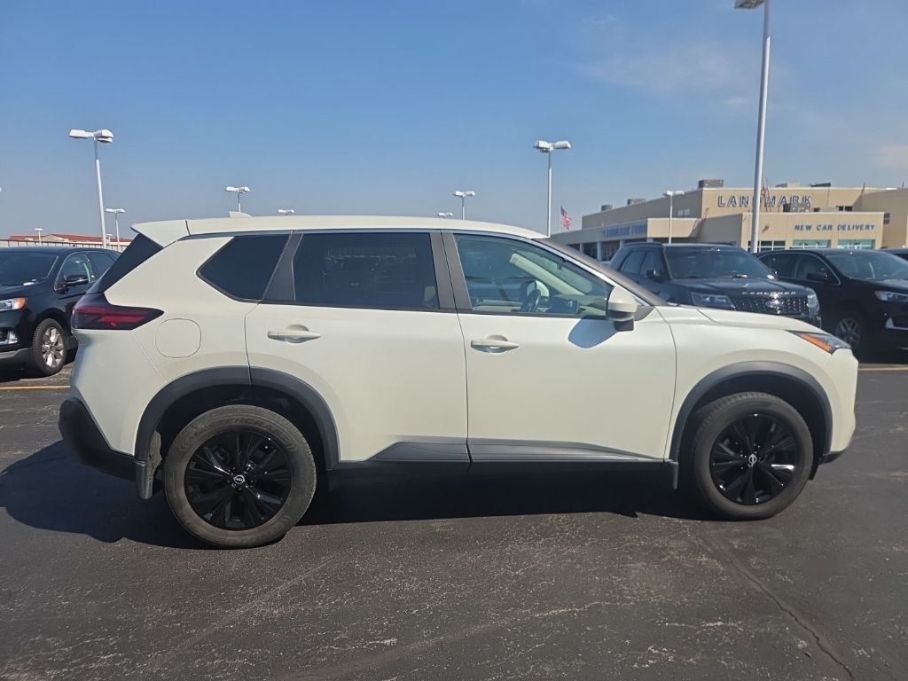 Nissan Rogue Vehicle Full-screen Gallery Image 8